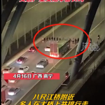 并排压马路致堵车,十余人并排压马路引发大堵车