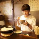 深夜食堂电影版,繁华都市中的温馨角落，美食与情感的交织