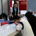 多地婚姻登记处为爱加班,多地婚姻登记处“为爱加班”助力甜蜜见证